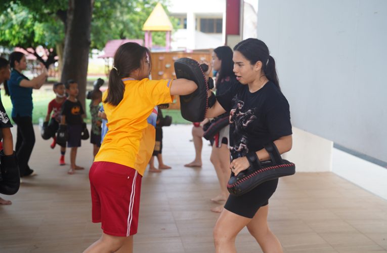 ฝึกกับนักมวยอาชีพ